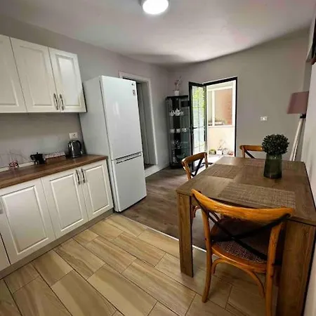 Spacious In A Trendy Neighborhood *