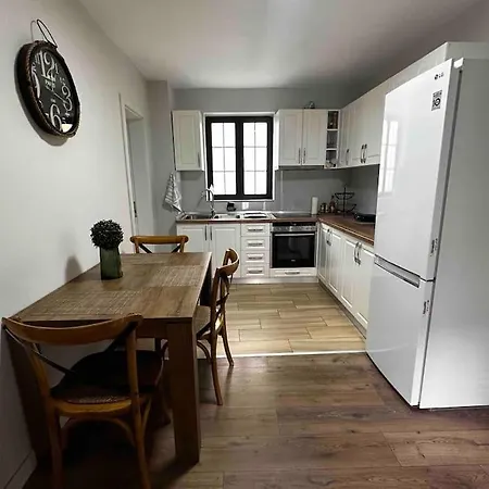 Spacious In A Trendy Neighborhood Apartment
