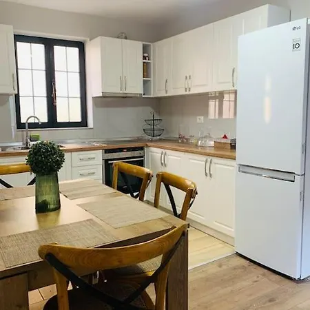 Spacious In A Trendy Neighborhood شقة تيرانا