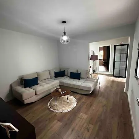Spacious In A Trendy Neighborhood * تيرانا