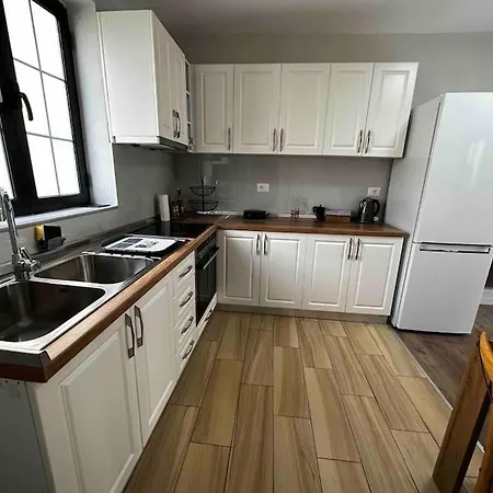 Spacious In A Trendy Neighborhood 地拉那
