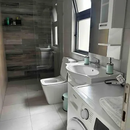 Spacious In A Trendy Neighborhood تيرانا