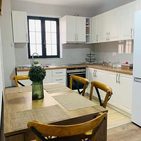 Spacious In A Trendy Neighborhood *